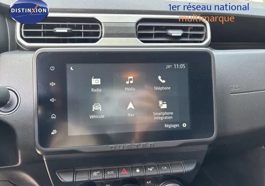 Intérieur du Dacia Duster 2024 noir, vue centrée sur l'écran tactile multimédia et la console centrale.