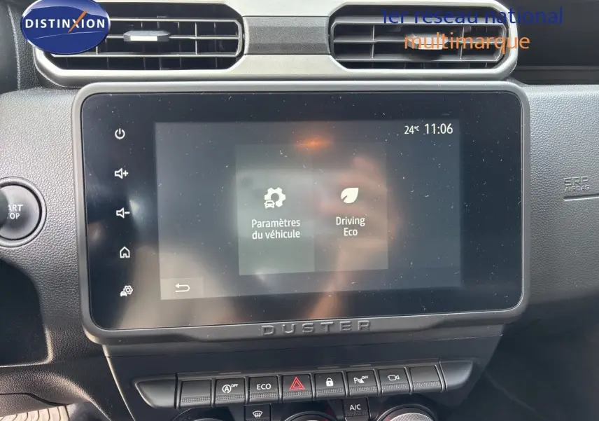Vue rapprochée de l’écran tactile central et des commandes du tableau de bord du Dacia Duster noir 2024.