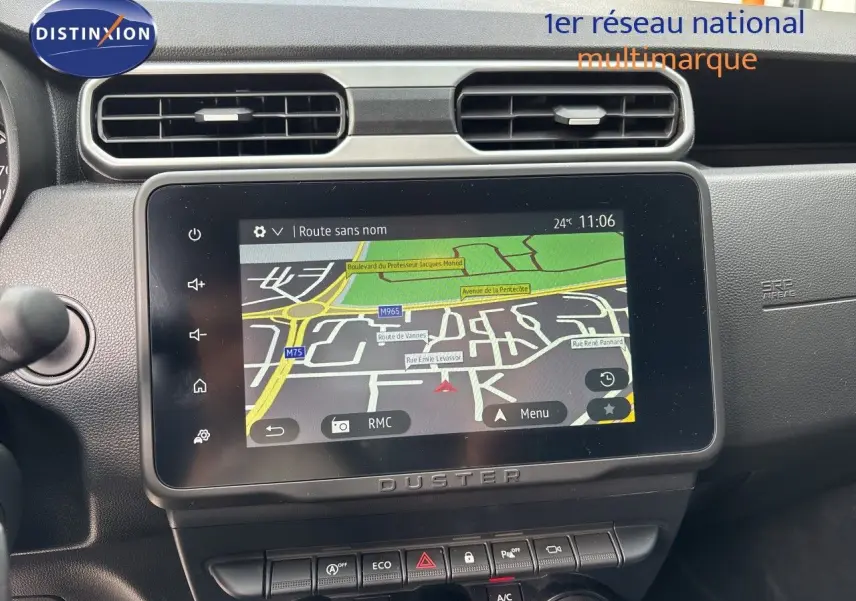 Vue rapprochée de l’écran tactile central du tableau de bord du Dacia Duster noir 2024 avec navigation affichée.