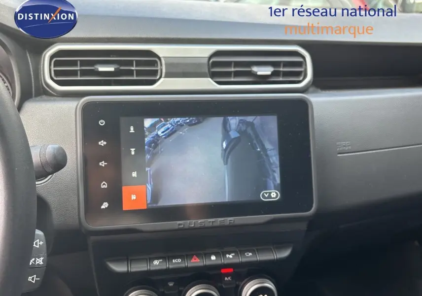 Vue rapprochée de l’écran central du tableau de bord du Dacia Duster noir 2024 avec caméra 360 affichée.