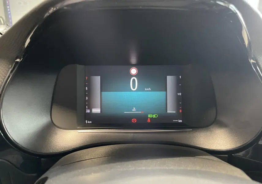 Vue rapprochée du combiné d'instrumentation numérique 7 pouces de l'Opel Corsa 2026 affichant la vitesse à 0 km/h.