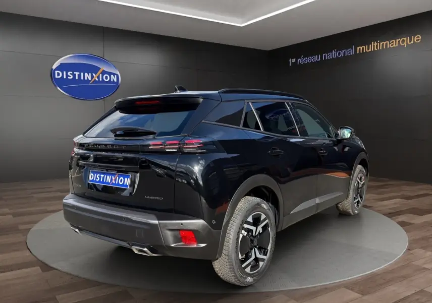 Vue 3/4 arrière droite d’un Peugeot 2008 Hybrid 145 e-DCS6 GT noir avec feux LED et jantes distinctives.