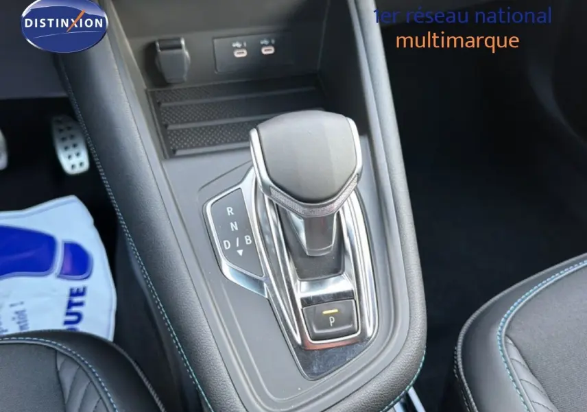 Le levier de vitesses automatique de la Renault Captur 1.6 E-TECH hybride, vue rapprochée de la console centrale.