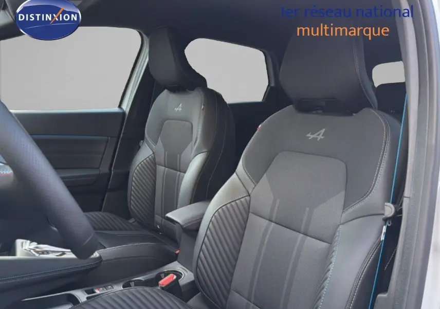 Vue intérieure sur les sièges avant en cuir noir avec logo Alpine brodé, dans un Renault Captur blanc nacré 2025.