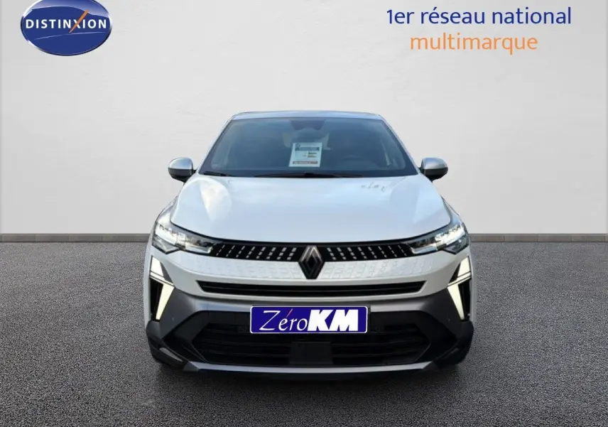 Vue frontale du Renault Captur 2025 blanc nacré avec toit gris, mettant en valeur ses phares LED et sa calandre distinctive.