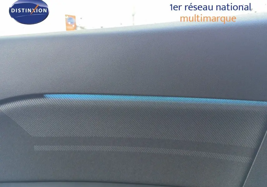 Vue latérale du Renault Captur blanc nacré avec toit gris, mettant en valeur ses lignes modernes et jantes 19 pouces bicolores.