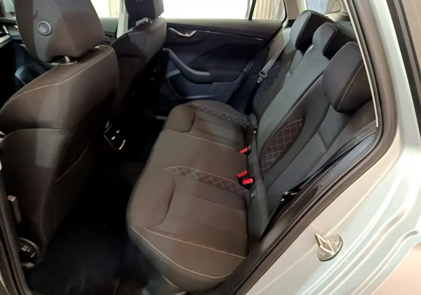 Vue intérieure côté droit sur la banquette arrière noire du Skoda Kamiq gris clair 2022 avec détails de couture apparents.