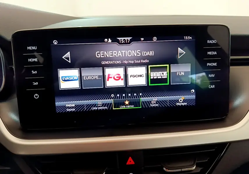 Écran tactile central du tableau de bord du Skoda Kamiq 2022 affichant les stations radio numériques en mode DAB