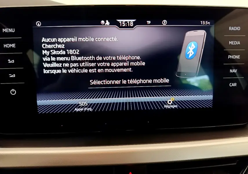 Écran tactile central du Skoda Kamiq 2022 affichant la connexion Bluetooth et options de menu, intérieur beige.
