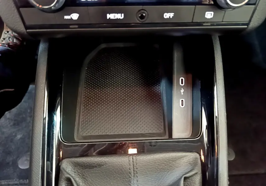 Vue rapprochée de la console centrale du Skoda Kamiq 2022, montrant le tapis antidérapant et ports USB.