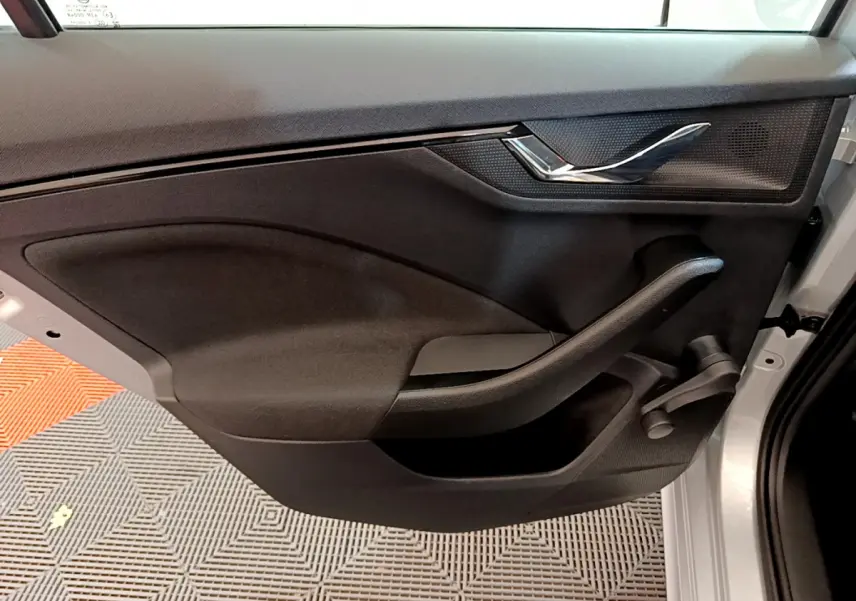 Vue intérieure de la porte arrière droite noire du Skoda Kamiq gris clair 2022 avec poignée manuelle de vitre.