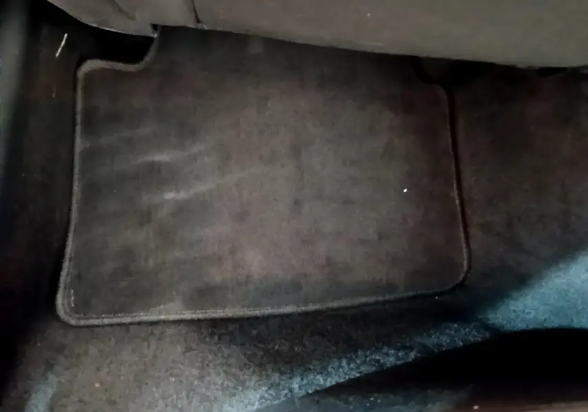 Tapis de sol noir côté passager arrière dans l'habitacle d'un Skoda Kamiq gris clair 2022.