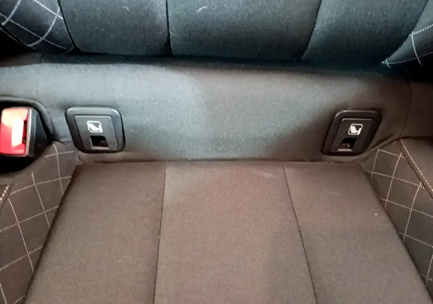 Détail de la banquette arrière noire avec fixation Isofix du Skoda Kamiq 2022 vue de face.