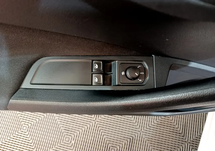 Commandes des vitres et réglage des rétroviseurs côté gauche dans une Skoda Kamiq gris clair 2022.