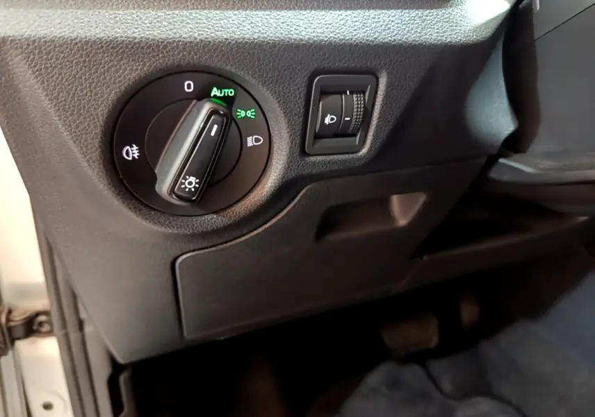 Gros plan sur les commandes d’éclairage noir mat côté gauche du tableau de bord du Skoda Kamiq gris clair 2022.