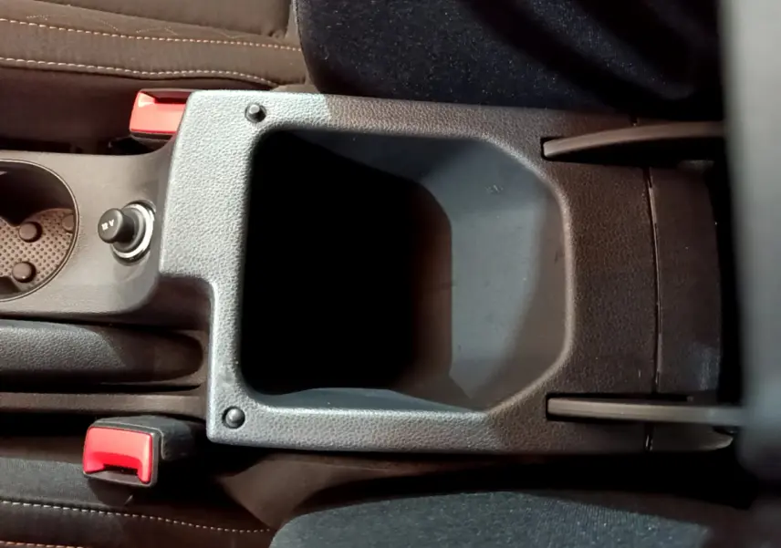 Vue plongeante sur le rangement central noir entre les sièges avant du Skoda Kamiq gris clair 2022.