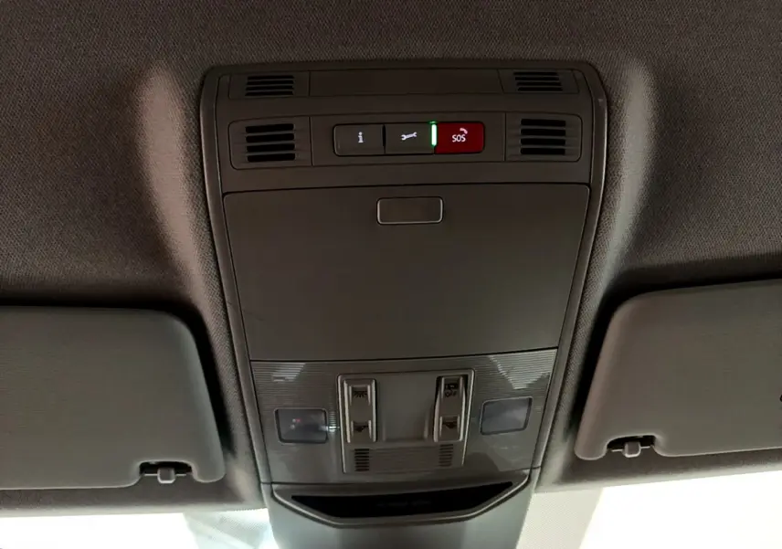 Vue en contre-plongée du panneau de commande au plafond avec bouton SOS dans un Skoda Kamiq gris clair 2022