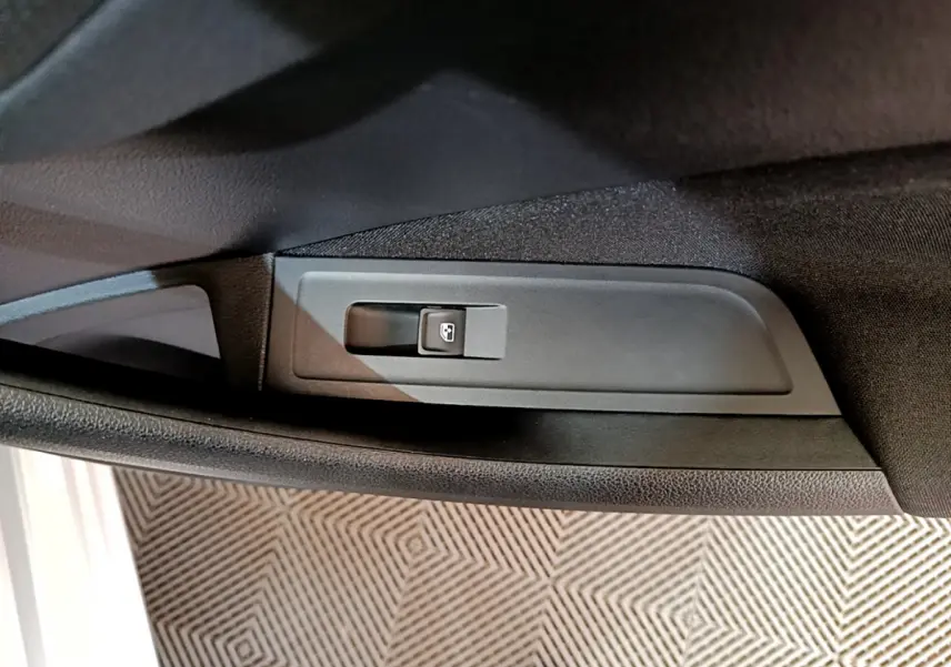 Bouton de commande de lève-vitre noir sur la porte intérieure côté conducteur du Skoda Kamiq gris clair 2022.