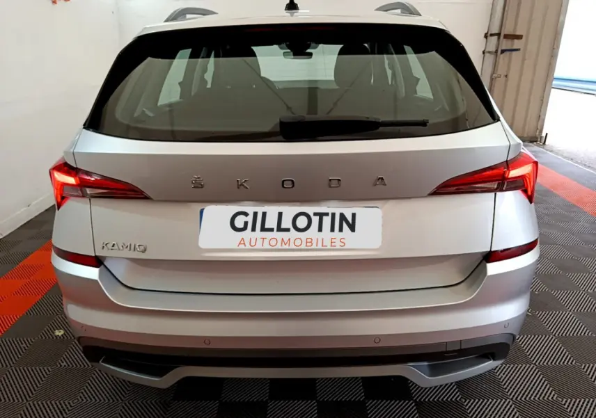 Vue arrière d'un ŠKODA KAMIQ gris clair 2022 avec feux LED et logo ŠKODA centré sur le hayon.