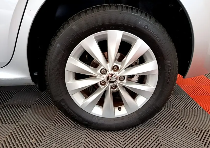 Gros plan sur la roue avant gauche gris clair du Skoda Kamiq 2022 avec jante alliage à 10 branches fines