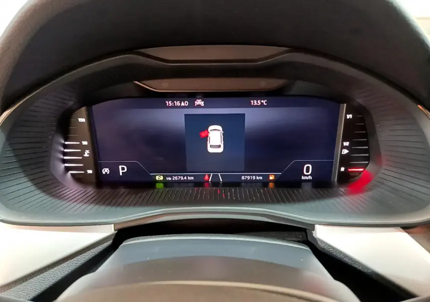 Affichage numérique du tableau de bord du Skoda Kamiq 2022, montrant la vitesse à 0 km/h et température extérieure 13,5°C.