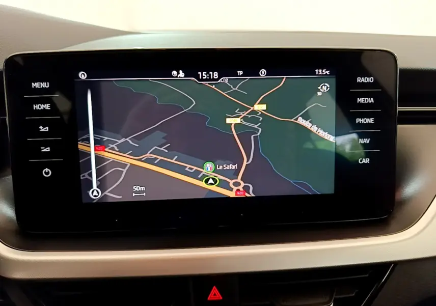 Écran tactile central du tableau de bord du Skoda Kamiq gris clair 2022 affichant la navigation GPS en 3D.