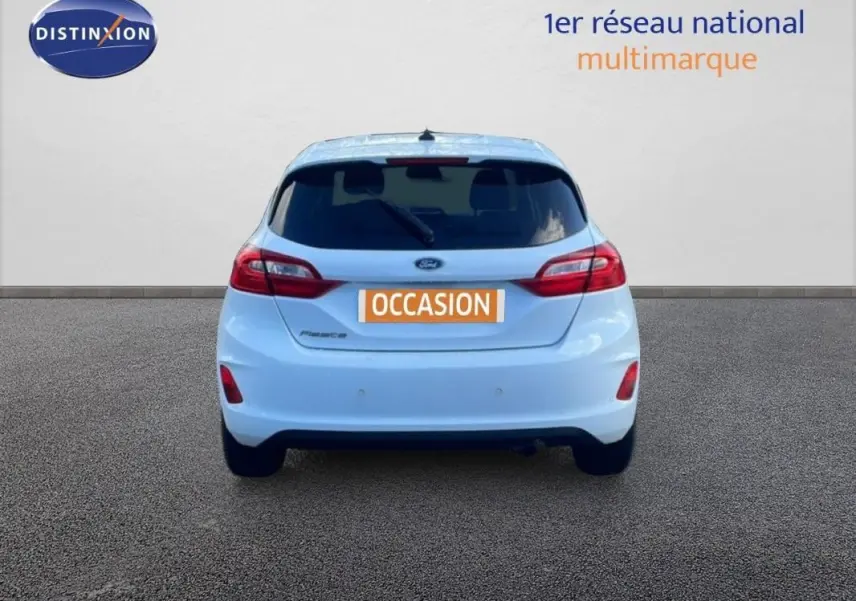 Vue arrière d'une Ford Fiesta blanche 2020 avec vitres surteintées et plaque d'immatriculation "OCCASION".