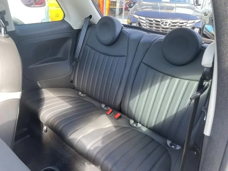 Vue intérieure montrant la banquette arrière en cuir noir de la Fiat 500 Club 2019, avec appuie-têtes ronds distinctifs.