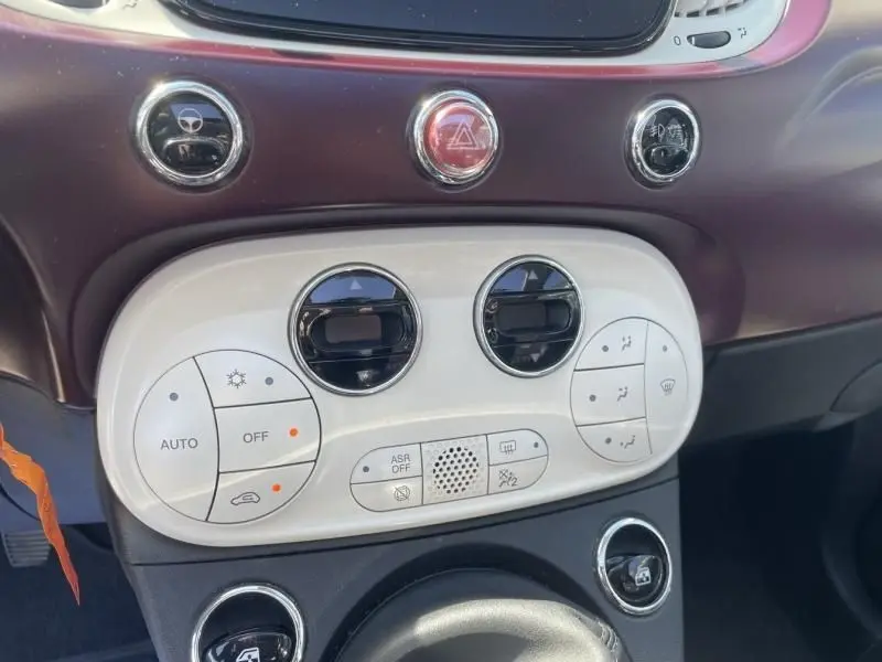Vue rapprochée de la console centrale blanche et bordure gris foncé de la Fiat 500 1.2 69 cv Club avec commandes de climatisation.