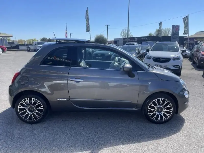 Profil côté gauche de la Fiat 500 gris foncé 2019 avec jantes alliage et toit ouvrant en concession.