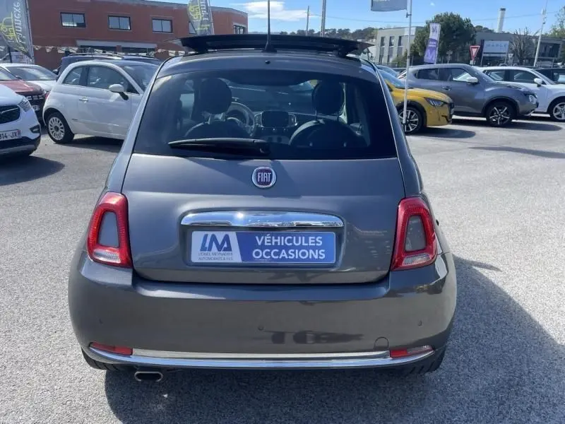 Vue arrière d'une Fiat 500 gris foncé de 2019, avec logo Fiat et plaque "Véhicules Occasions" visible.