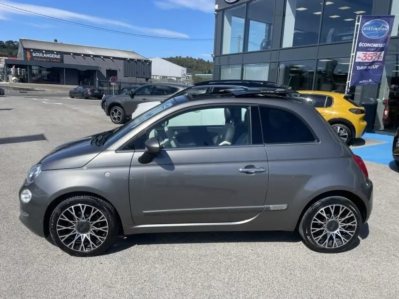 Profil côté gauche d'une FIAT 500 gris foncé 2019 avec toit ouvrant et jantes alliage distinctives.