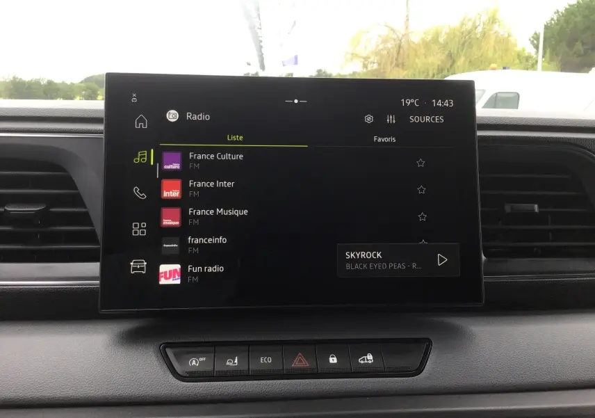Écran tactile du système multimédia openR Link 10'' du Renault Master 2025, affichant les stations radio FM.