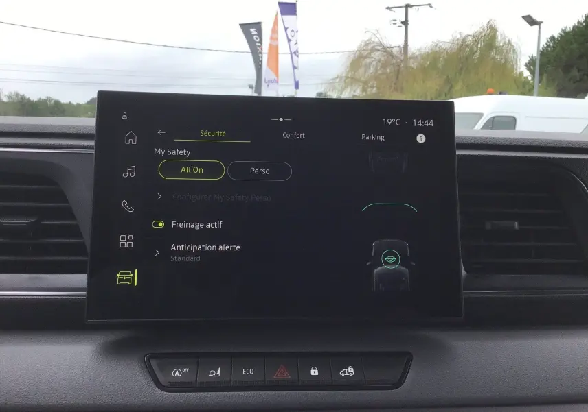 Écran tactile du système multimédia openR Link 10'' du Renault Master L2H2 blanc, affichant les options de sécurité.
