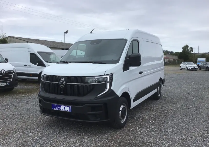 Renault Master blanc en vue 3/4 avant droit, avec calandre noire et pare-chocs avant contrasté noir.