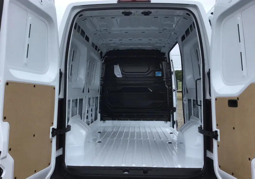 Vue arrière intérieure du Renault Master blanc L2H2 2025, montrant l’espace de chargement vide avec portes ouvertes.