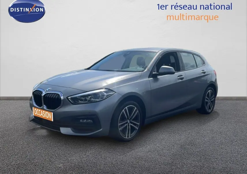 BMW Série 1 116i 2022 gris Frozen Pure Grey vue 3/4 avant droit avec jantes alliage et calandre double haricot.