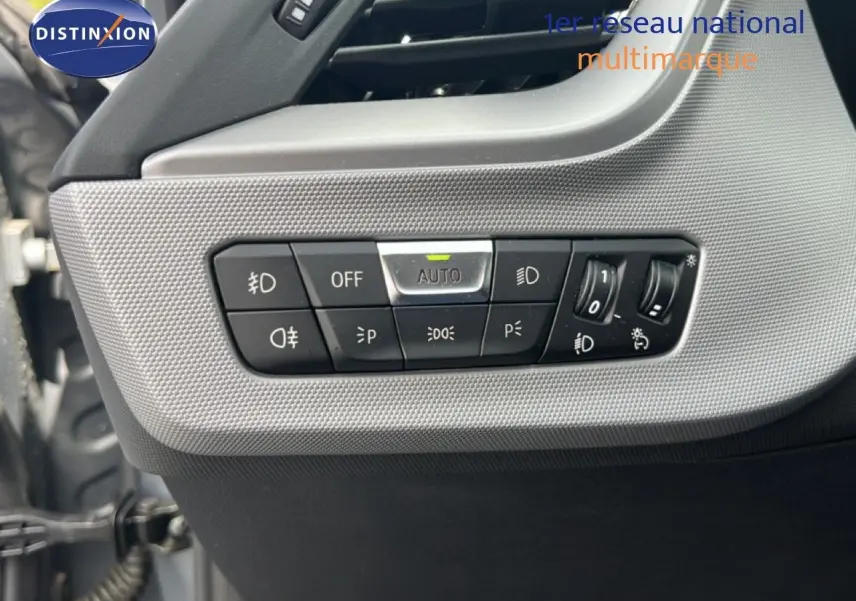 Vue rapprochée du panneau de commandes d’éclairage intérieur gris texturé de la BMW Série 1 116i 2022.