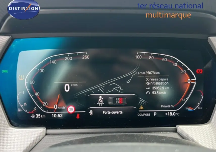 Tableau de bord numérique de BMW Série 1 116i 2022, affichant vitesse à 0 km/h et porte ouverte.