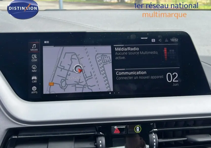Vue rapprochée de l’écran multimédia central de la BMW Série 1 116i 2022, affichant la navigation et les options radio.