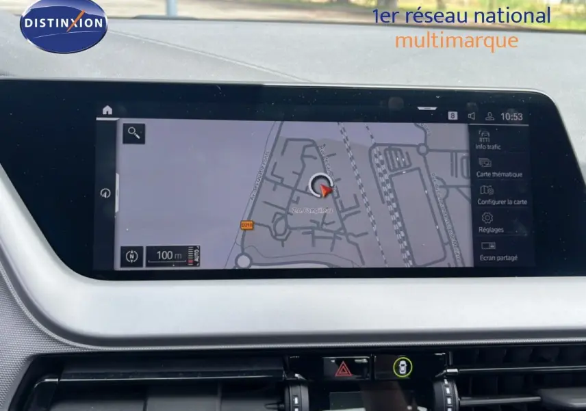 Vue intérieure du tableau de bord de la BMW Série 1 116i 2022 avec écran de navigation affichant une carte.