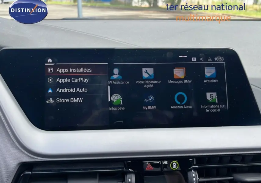 Écran tactile central de BMW Série 1 116i 2022 montrant les applications Apple CarPlay, Android Auto et Amazon Alexa.