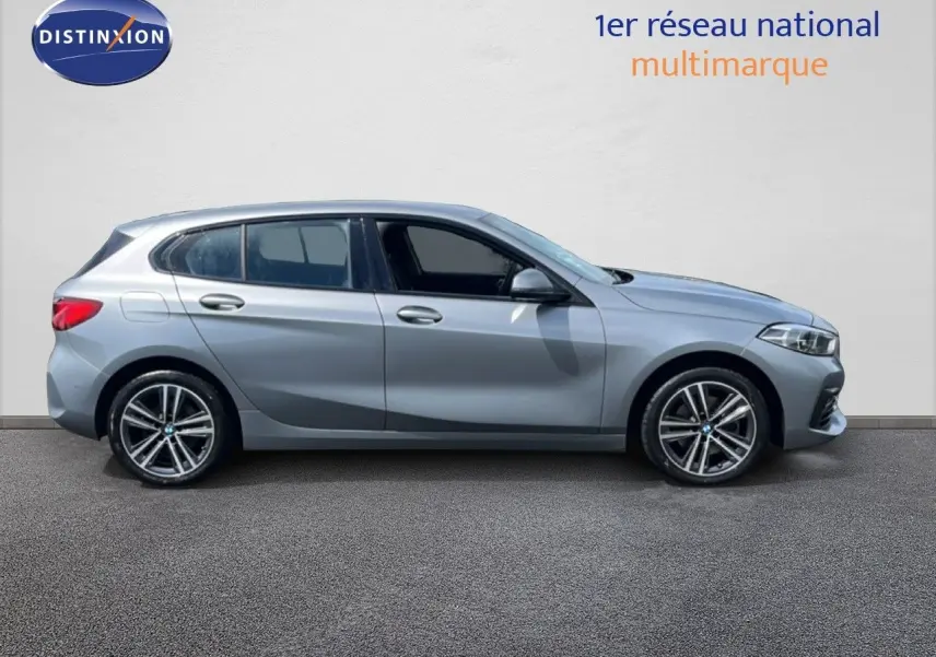 BMW Série 1 116i 2022 en Frozen Pure Grey vue de profil côté gauche sur fond neutre, jantes alliage visibles.