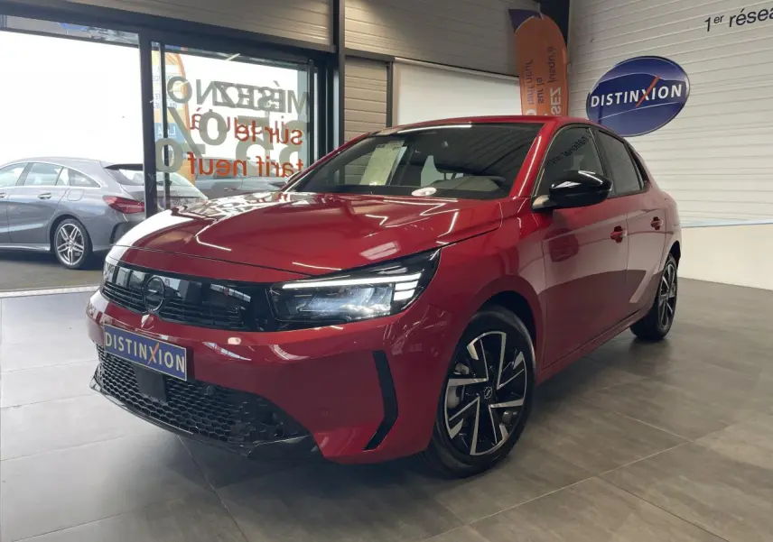 Opel Corsa rouge vue 3/4 avant droit, calandre noire Vizor et jantes alliage 16 pouces diamantées.