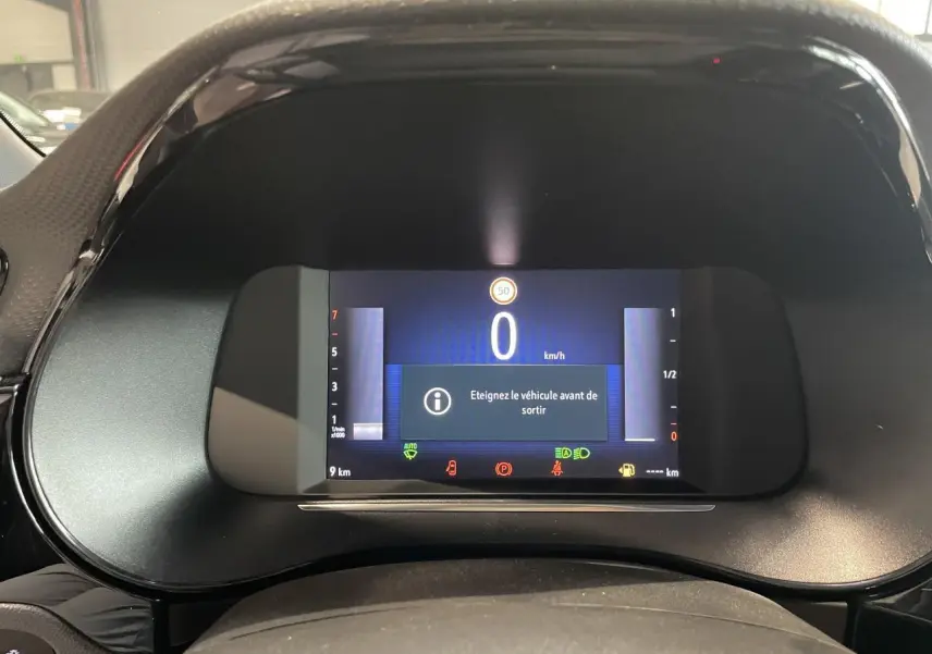 Combiné d'instrumentation numérique 7 pouces de l'Opel Corsa 2026 affichant un message d'arrêt véhicule.