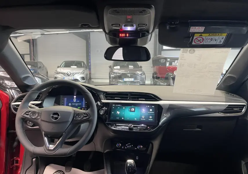 Vue intérieure avant de l’Opel Corsa rouge 2026, avec tableau de bord numérique et écran tactile central 10 pouces.