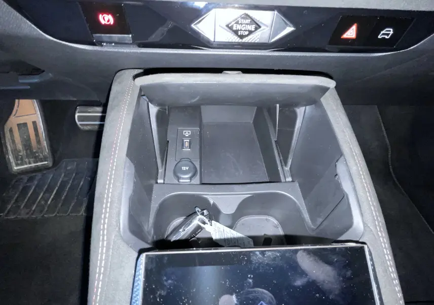 Vue rapprochée de la console centrale du DS4 2024 gris platinium, avec bouton Start Engine Stop et prise 12V visible.