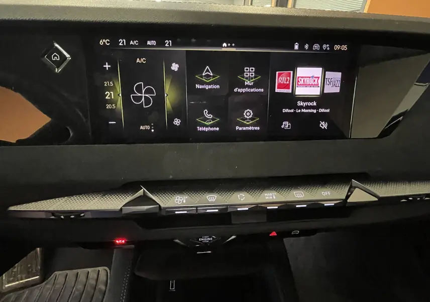 Tableau de bord intérieur du DS4 2024 avec écran tactile multifonction affichant la climatisation et la radio Skyrock.