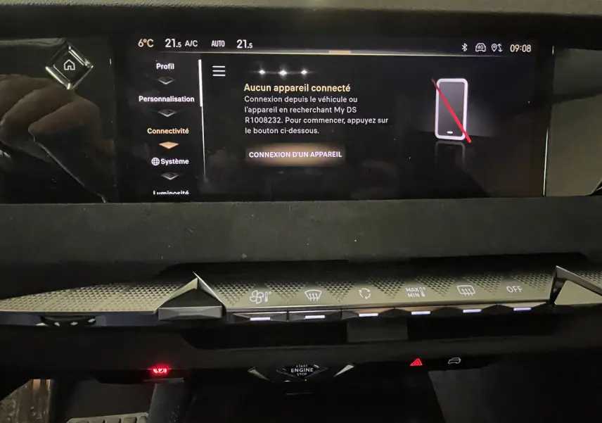 Tableau de bord de DS4 2024 avec écran tactile affichant la connectivité, boutons climatisation et démarrage moteur.