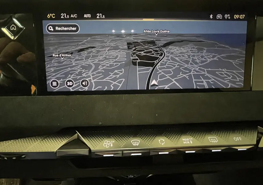 Écran tactile central du DS4 2024 affichant la navigation 3D avec commandes climatisation et design intérieur noir élégant.